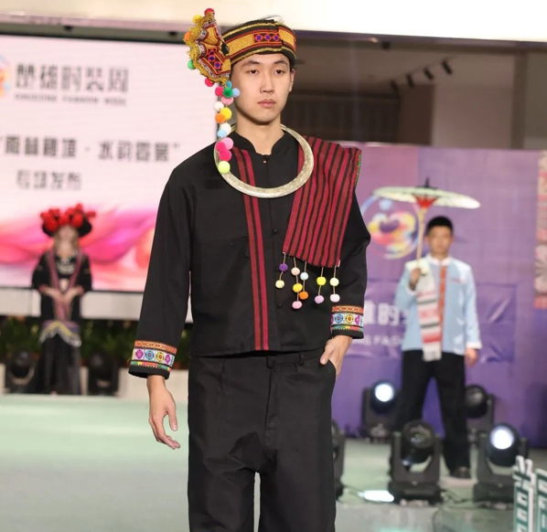 西双版纳民族服饰亮相首届中国时装周